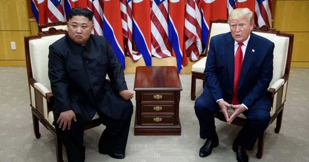 Donald Trump și Kim Jong Un la întâlnirea de la Panmunjom din 2019 când au discutat despre programul nuclear al Coreei de Nord