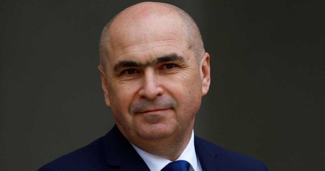 Premierul Ilie Bolojan în plenul Parlamentului României, pregătindu-se să răspundă întrebărilor deputaților despre situația bugetară, octombrie 2025