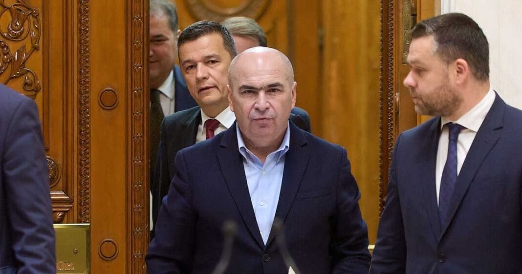 Premierul Ilie Bolojan în plenul Parlamentului României, discutând cu deputați în timpul unei ședințe oficiale, București, octombrie 2025