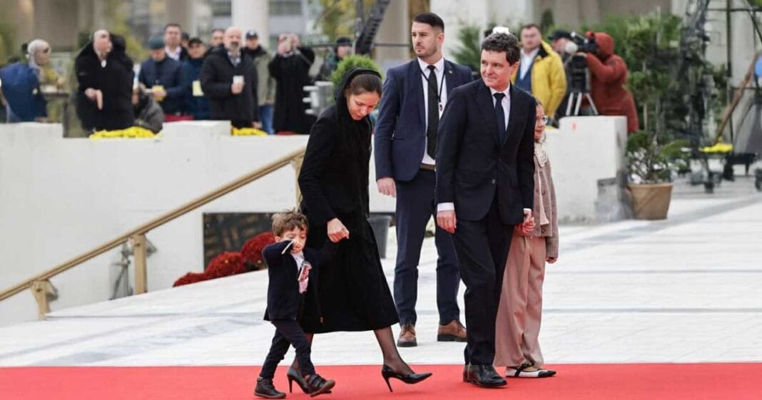 Prima Doamna Critica Dana Budeanu 001 Mirabela Grădinaru cu voal negru la ceremonia de sfințire a Catedralei Mântuirii Neamului din București, octombrie 2025