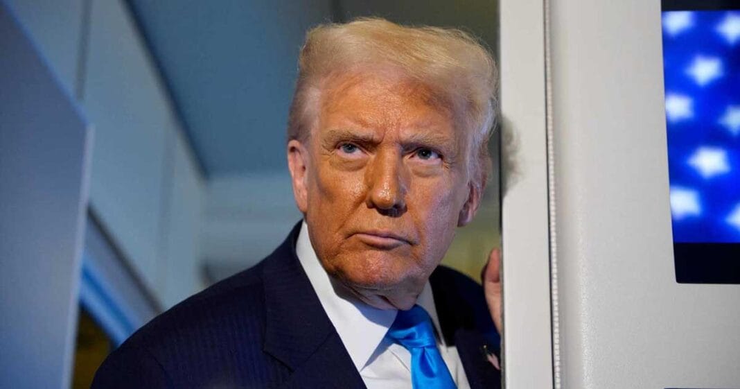 Administratie Trump Oficiali Resedinte Militare 001 Pete Hegseth vorbește la o conferință de presă din Washington după mutarea în reședința militară de la Fort McNair, octombrie 2025