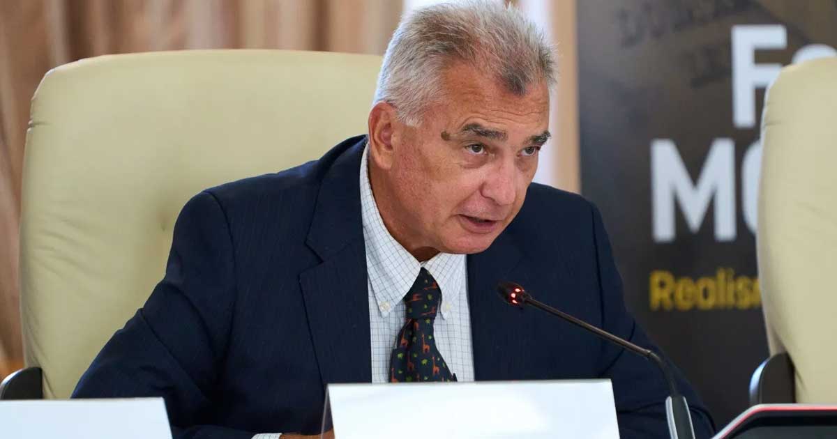 Aur Loveste In Politica Guvern Bolojan 001 Senatorul Petrișor Peiu de la AUR prezintă analiza datoriei publice a României la conferința de presă din Parlament, noiembrie 2025