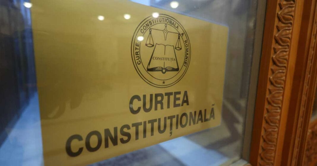 Ilie Bolojan prezintă reforma pensiilor magistraților în fața Parlamentului României, pe fondul disputei cu Curtea Constituțională, septembrie 2025
