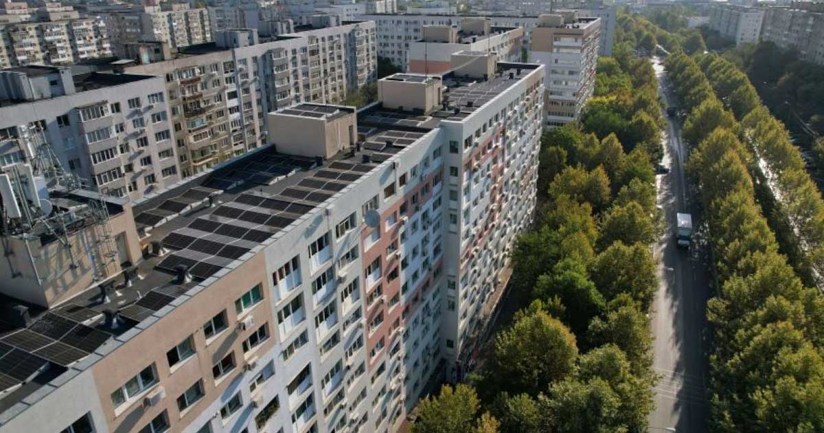 Cine Poate Intra La Tine In Apartament Fara Mandat 001 Administratorul asociației de proprietari verifică instalațiile comune într-un bloc de locuințe, conform prevederilor Legii 196/2018