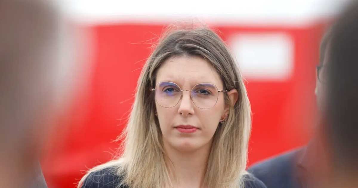 Diana Buzoianu, ministrul Mediului, în timpul unei conferințe de presă despre criza apei din Prahova, noiembrie 2025