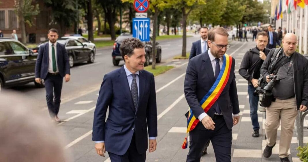Dominic Fritz vorbește la microfonul de la lansarea candidaturii Cătălin Drulă pentru Primăria București, noiembrie 2025