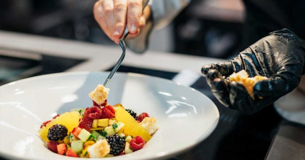 Fenomen Restaurante Romania Calientii Pleaca Fara Sa Plateasca 001 Ospătar servește clienți la terasa unui restaurant din centrul vechi al Brașovului, noiembrie 2025, ilustrând contextul fenomenului clienților care pleacă fără să plătească
