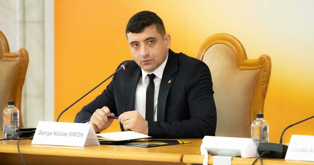 George Simion, liderul AUR, anunță sesizarea CCR pentru blocarea opoziției în Consiliile de Administrație ale TVR și Radio România, noiembrie 2025