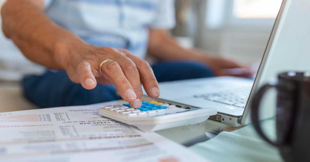 Iarna Grea Pentru Romanii Care Stau La Bloc Facturi 001 Facturi la întreținere și căldură pe masa unui român care calculează costurile după majorarea taxei de cogenerare, noiembrie 2025
