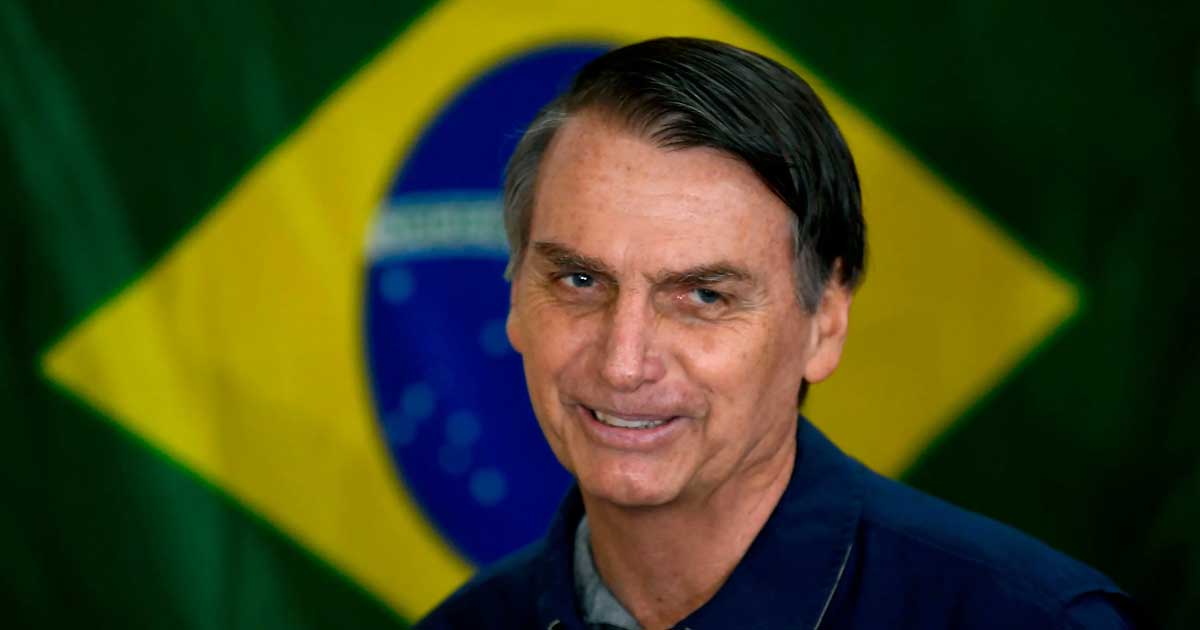 Jair Bolsonaro, fostul președinte al Braziliei, în fața casei sale din Brasilia unde era în arest la domiciliu, septembrie 2025