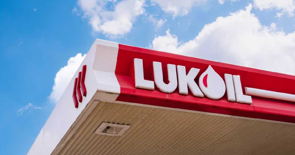 Lukoil stație benzinărie în contextul sancțiunilor americane și negocierilor pentru vânzarea activelor internaționale, noiembrie 2025