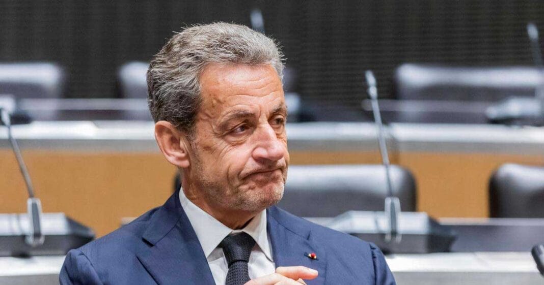 Nicolas Sarkozy părăsește tribunalul din Paris după audierea pentru eliberare din închisoare, noiembrie 2025
