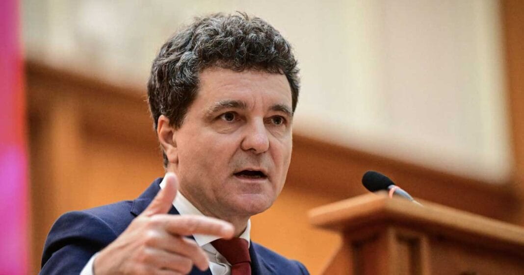 Nicușor Dan, președintele României, semnează documente oficiale la Palatul Cotroceni, octombrie 2025, în contextul decretelor de pensionare a 22 de magistrați