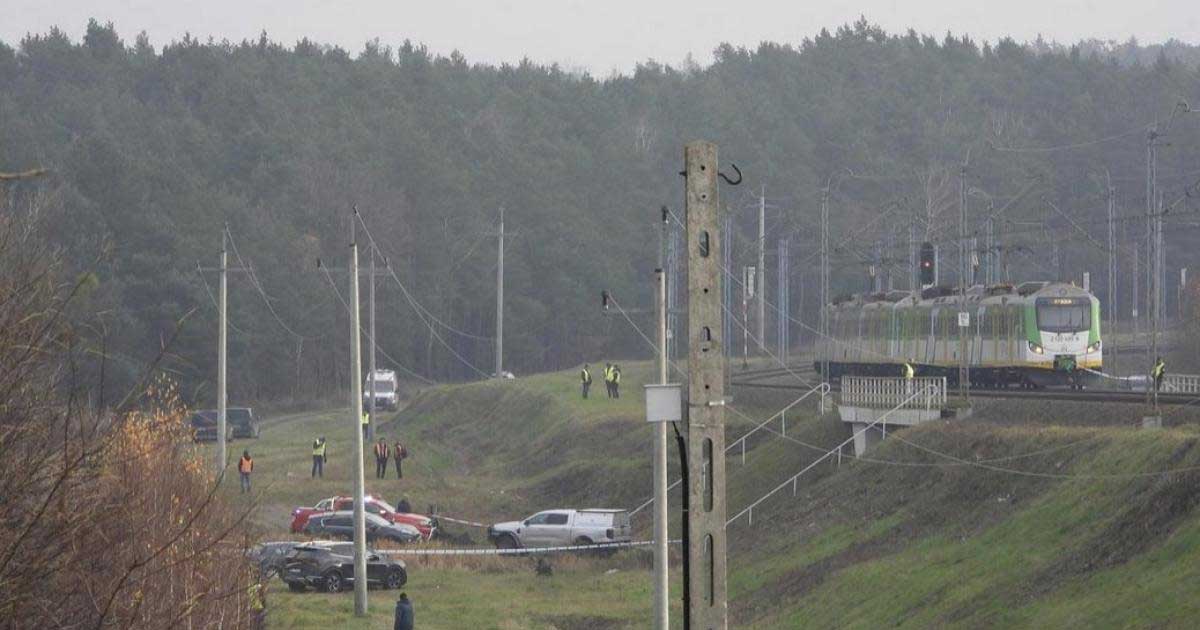 Șine de cale ferată avariate după explozia unui dispozitiv pe ruta Varșovia-Lublin din Polonia, noiembrie 2025