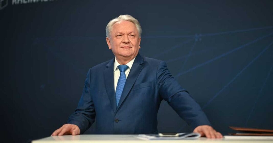 Premierul Ilie Bolojan și CEO-ul Rheinmetall Armin Papperger la semnarea contractului pentru fabrica de pulberi de la Victoria, Palatul Victoria, București, noiembrie 2025