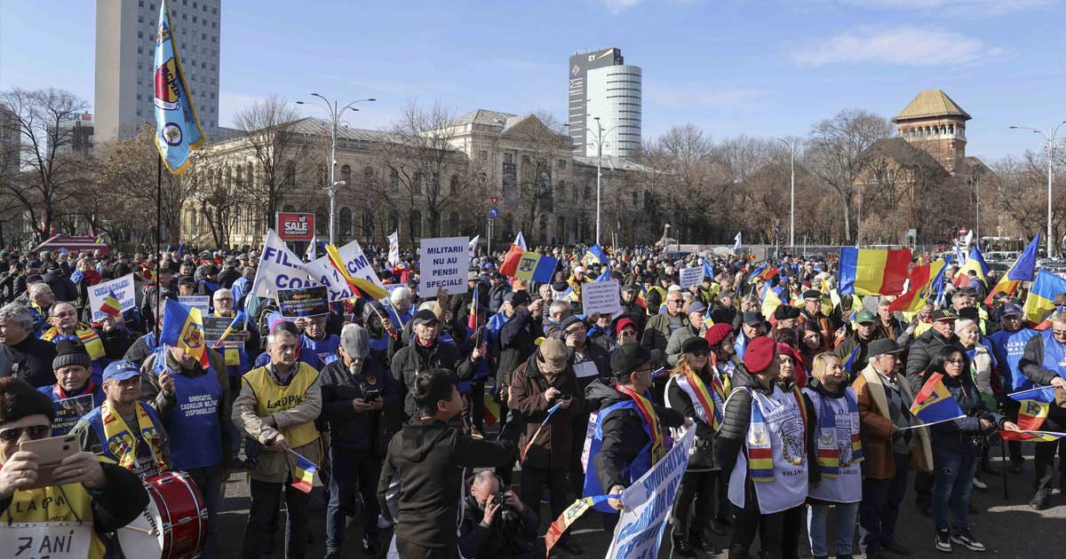 Sindicaliști din Blocul Național Sindical protestează în Piața Victoriei din București împotriva măsurilor de austeritate, 12 noiembrie 2025