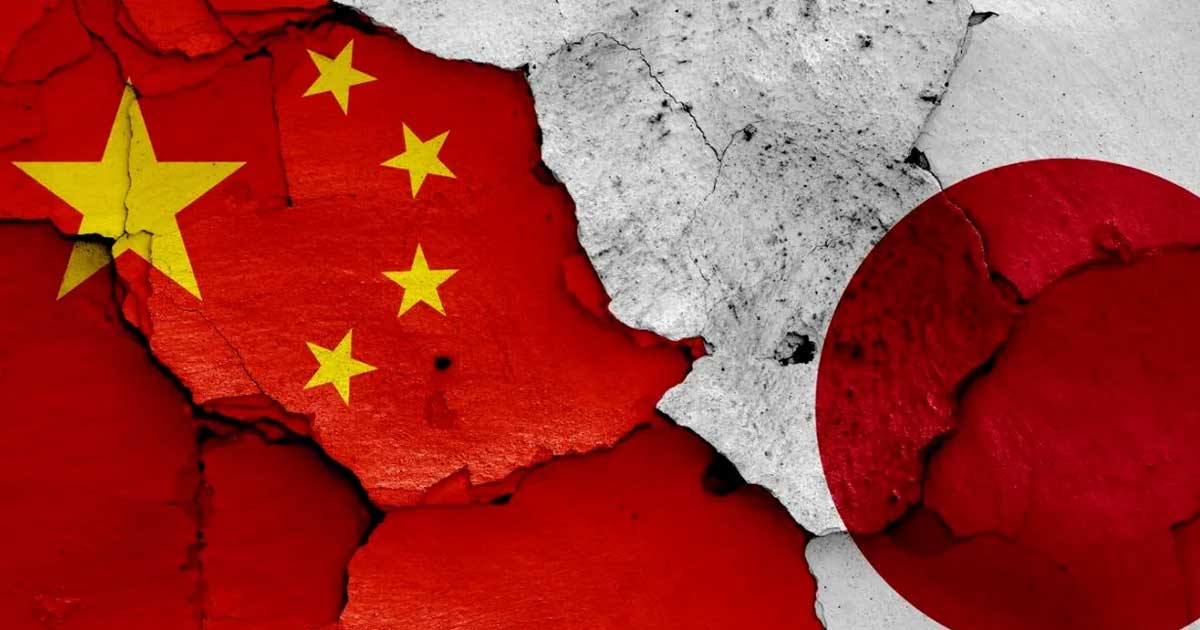 Tensiuni Diplomatice China Japonia Taiwan 001 Premierul japonez Sanae Takaichi și președintele chinez Xi Jinping dau mâna la summit-ul APEC din Coreea de Sud, octombrie 2025, înainte de escaladarea tensiunilor diplomatice pentru Taiwan