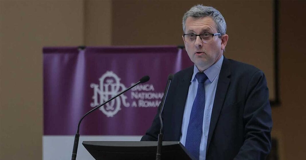 Valentin Lazea, economistul-șef al Băncii Naționale a României, prezentând analiza despre analfabetismul funcțional la summit-ul Confederației Patronale Concordia, noiembrie 2025