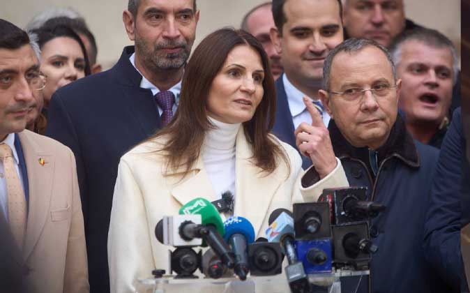 Anca Alexandrescu, candidata independentă susținută de AUR la Primăria Capitalei, în timpul campaniei electorale pentru alegerile din București, decembrie 2025