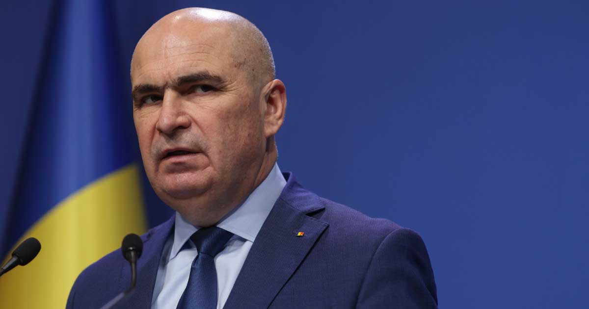 Premierul Ilie Bolojan în timpul unui podcast anunțând măsuri de reformă a sistemului social românesc, decembrie 2025