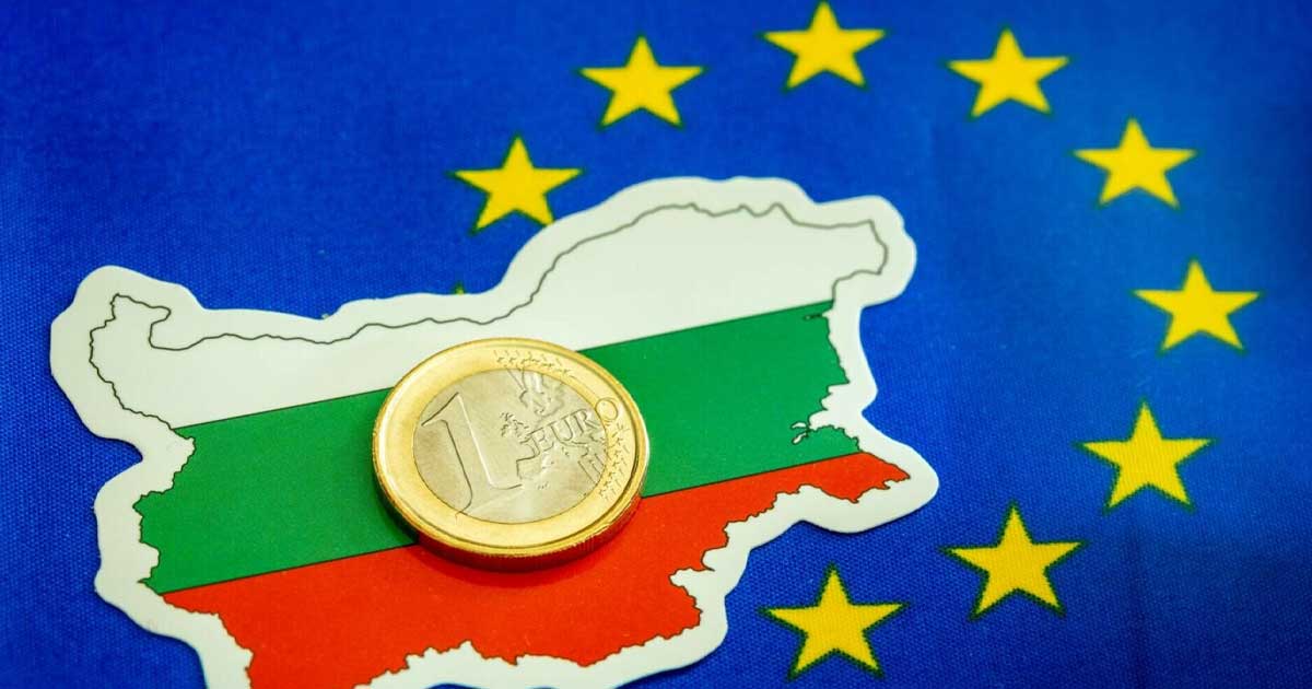 bulgaria se pregate te de momentul intrarii in zona euro ce ii sperie pe bulgari 226888 Bancnote de euro și leva bulgărească pe fondul steagului Bulgariei, decembrie 2025, pregătiri pentru aderarea la zona euro
