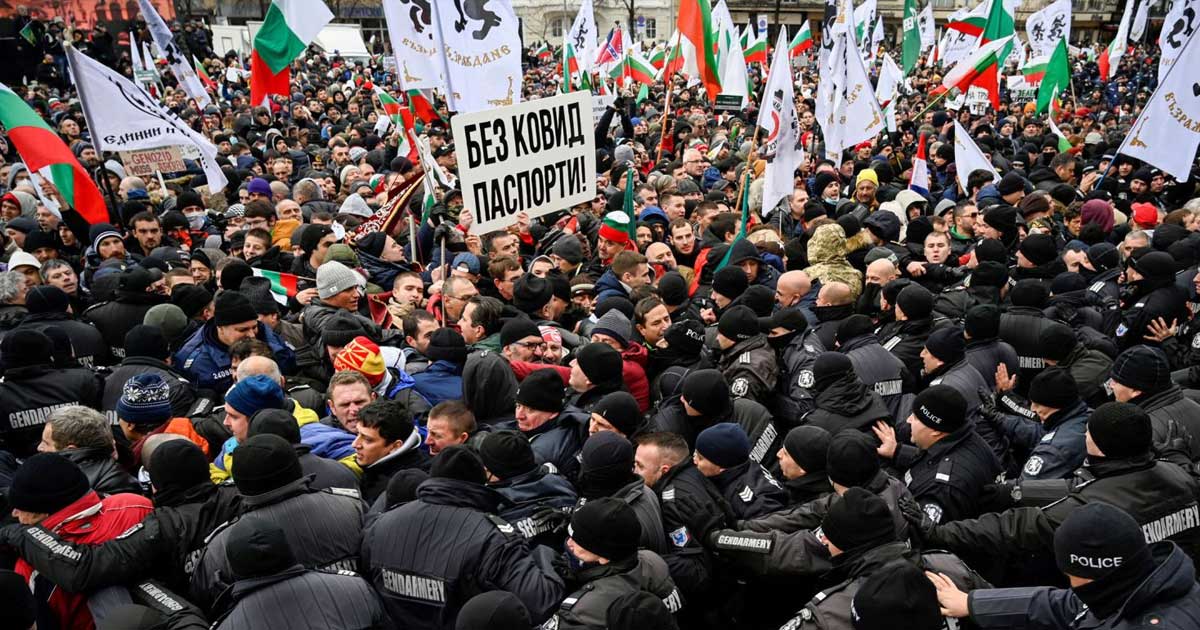 Bulgaria Fierbe Proteste Prsedintele Cere Demisia Premierului 001 Proteste masive în Sofia, Bulgaria, cu zeci de mii de manifestanți cerând demisia guvernului, decembrie 2024