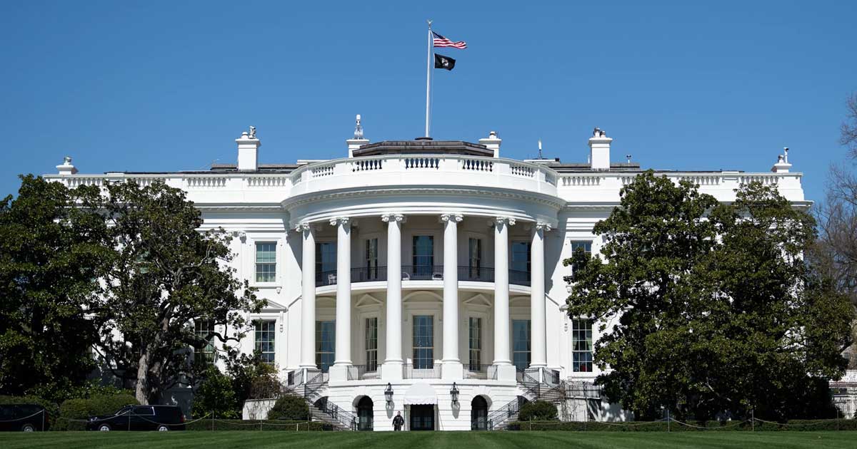 Președintele Donald Trump la Casa Albă, înainte de vizita la Walter Reed pentru examenul RMN din octombrie 2025