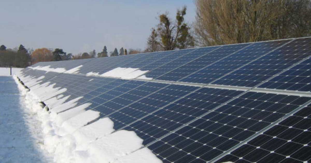 Cat De Mult Reduce Iarna Eficienta Panourilor Solare 001 Panouri fotovoltaice instalate pe acoperiș în timpul iernii, acoperite parțial de zăpadă, decembrie 2025