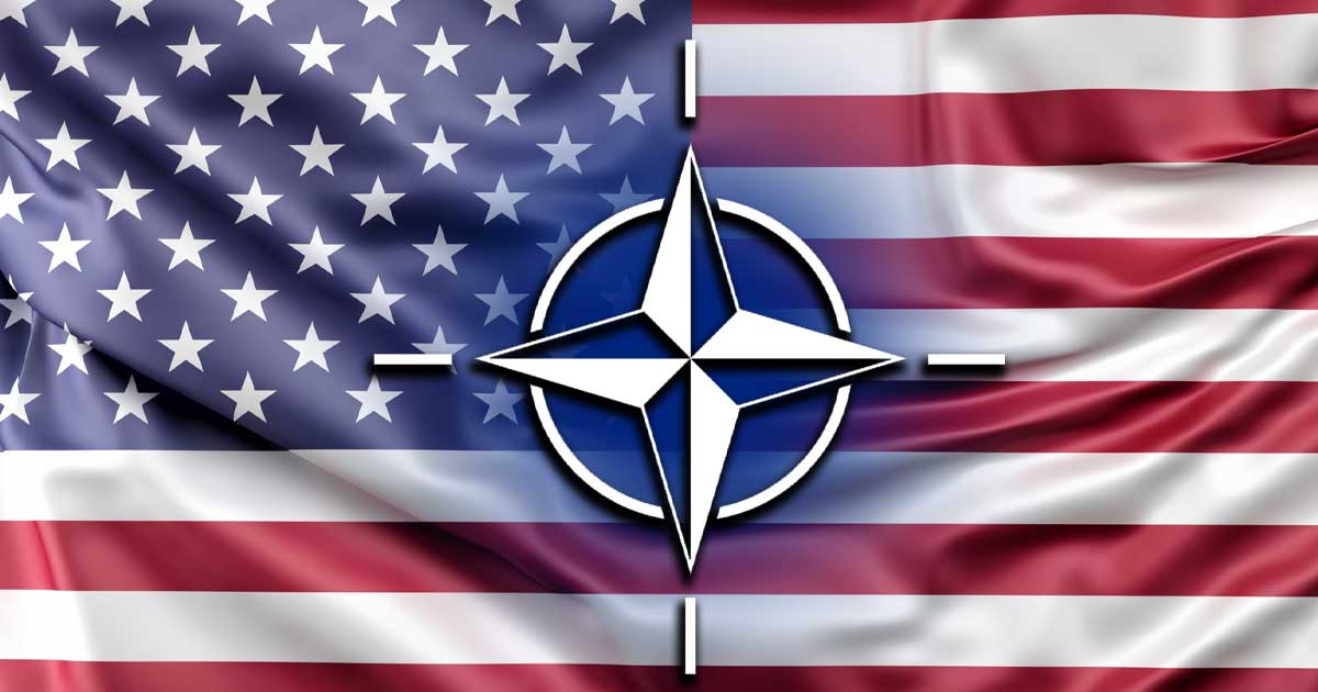 Demers Retragere Sua Din Nato Motive Invocate 001 Steagul SUA și logo-ul NATO în context simbolic, reprezentând dezbaterea despre relația transatlantică, decembrie 2025