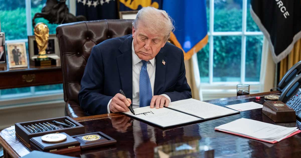 Președintele Donald Trump semnând ordinul executiv pentru clasificarea fentanilului ca armă de distrugere în masă la Casa Albă, decembrie 2025