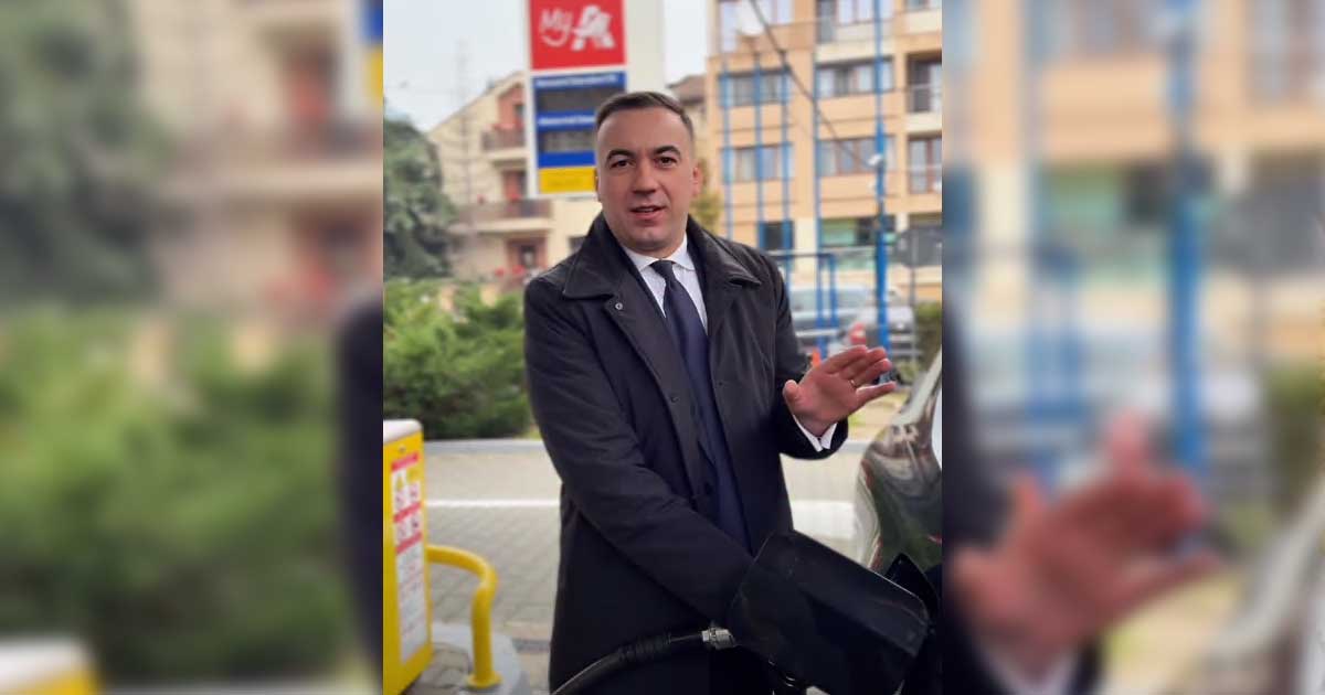 Bogdan Ivan, ministrul Energiei, la o stație de carburanți verificând prețurile la pompă, decembrie 2025