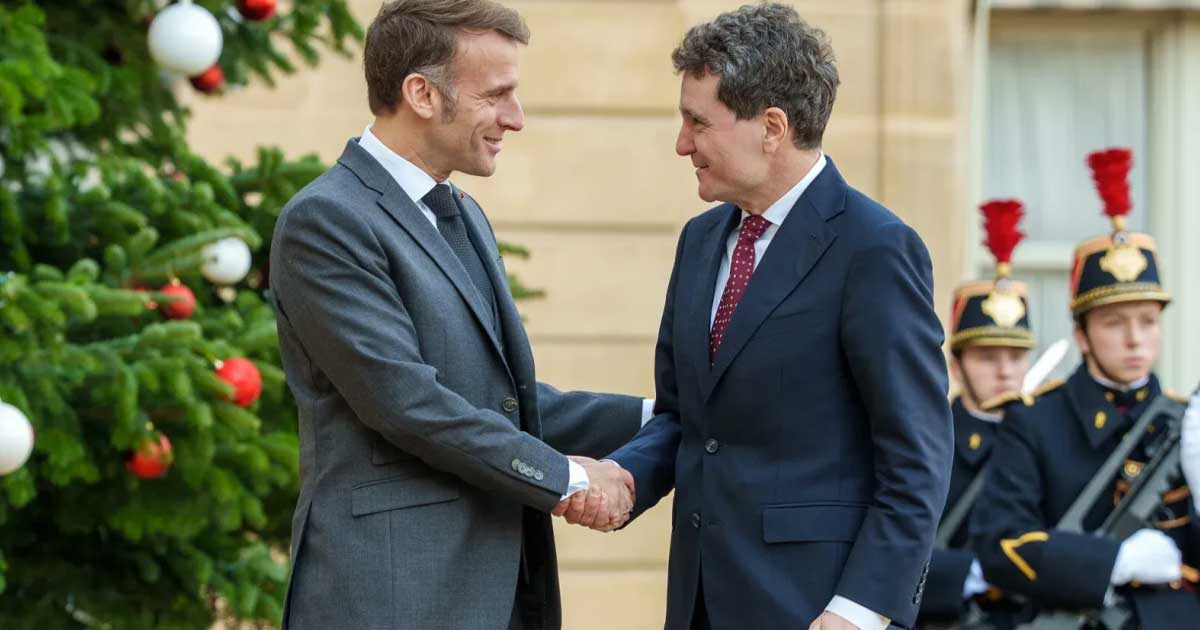 Emmanuel Macron și Nicușor Dan la întâlnirea oficială de la Paris din decembrie 2025, rostind împreună mesajul de prietenie