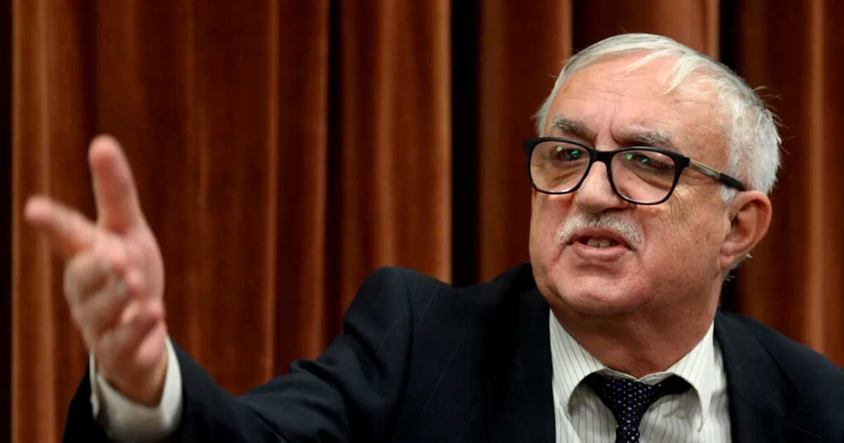 Augustin Zegrean, fostul președinte al Curții Constituționale, în timpul unei conferințe de presă, criticând organizarea ședinței CCR duminică pentru dosarul pensiilor magistraților, decembrie 2025