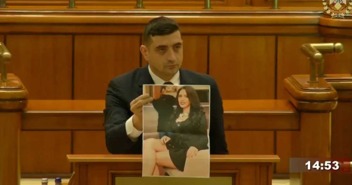 George Simion la tribuna Parlamentului României afișând fotografia Monicai Hunyadi în timpul moțiunii de cenzură contra guvernului Bolojan, 15 decembrie 2025