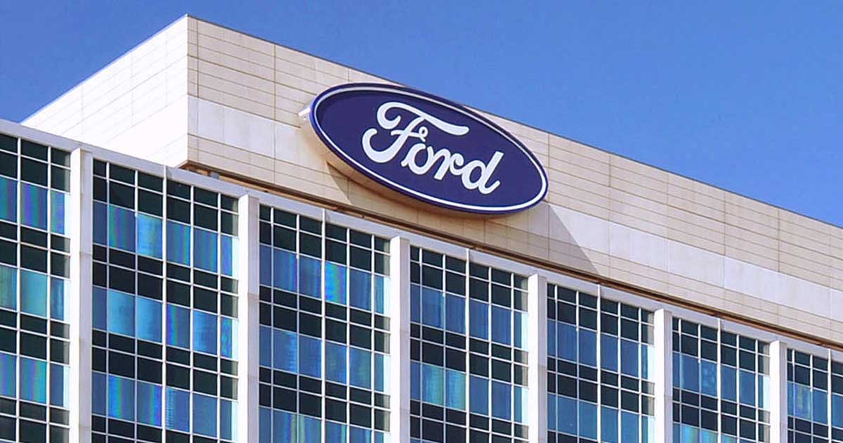Linie de producție Ford cu vehicule electrice și hibride în fabrică americană, restructurare strategică decembrie 2025, investiții în tehnologie auto