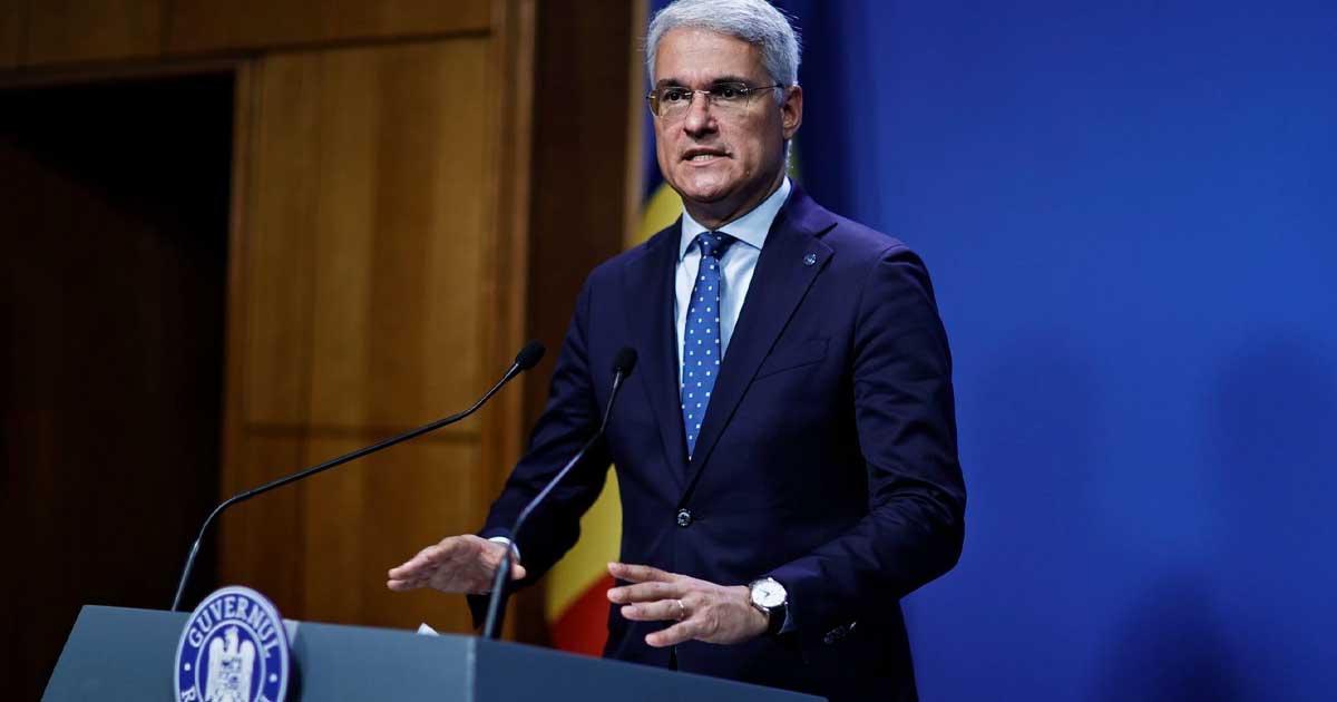 Dragoș Pîslaru, ministrul Investițiilor și Proiectelor Europene, prezentând situația jaloanelor PNRR la conferința de presă de la Palatul Victoria, decembrie 2025