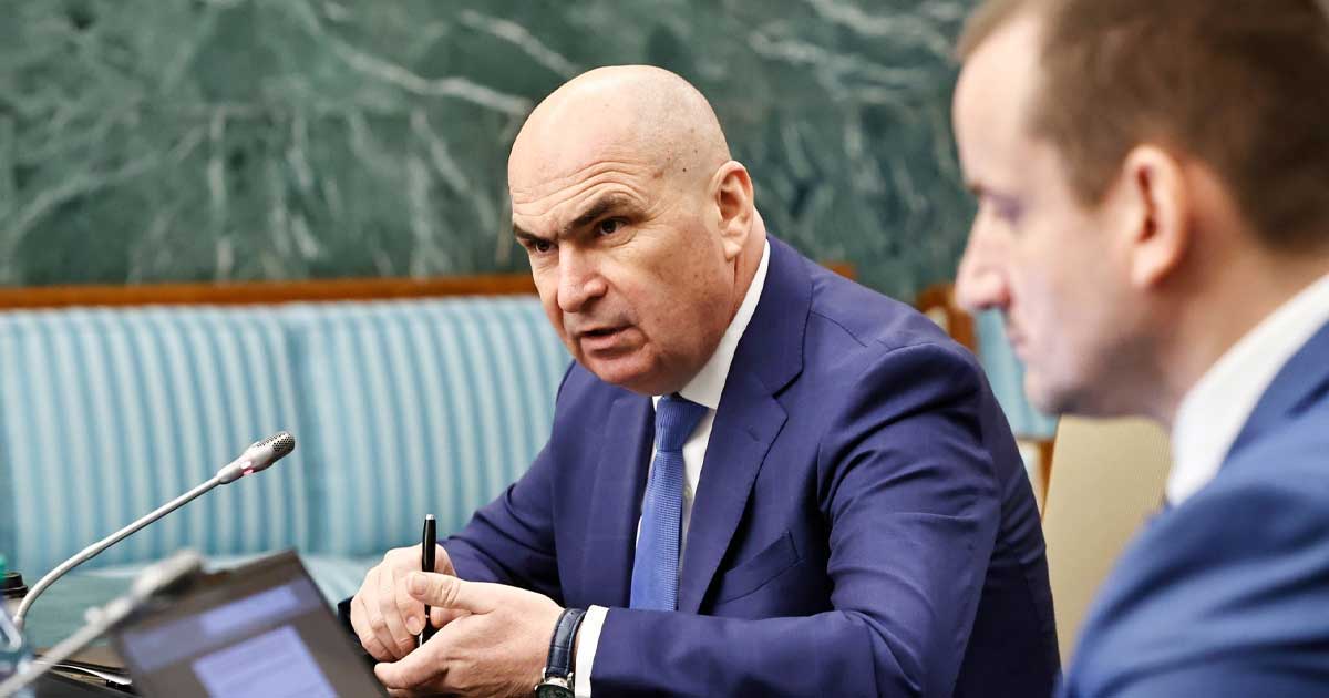 Ilie Bolojan, premierul României, în timpul unei conferințe de presă despre măsurile guvernamentale, decembrie 2025
