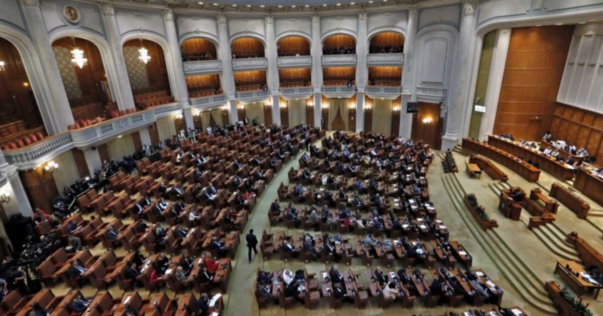 Diana Buzoianu, ministrul Mediului, în plenul Parlamentului în timpul dezbaterii tensionate despre criza apei de la Paltinu, decembrie 2025