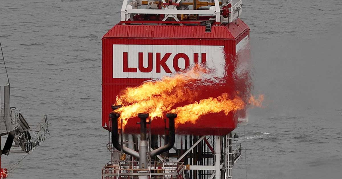 Logo Lukoil pe o stație de carburanti, în contextul tranzacției respinse de autoritățile americane pentru activele internaționale de 22 miliarde dolari