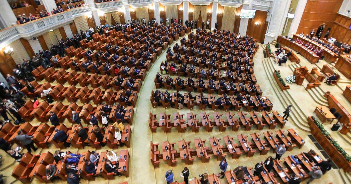 Ilie Bolojan anunță reducerea numărului de parlamentari la conferința de presă din București, decembrie 2025