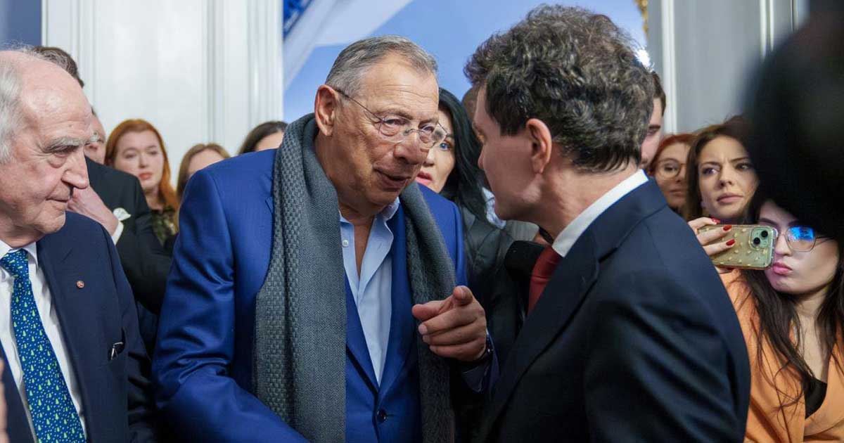 Nicușor Dan în întâlnire cu Sir George Iacobescu la Londra, decembrie 2025, în fața complexului Canary Wharf