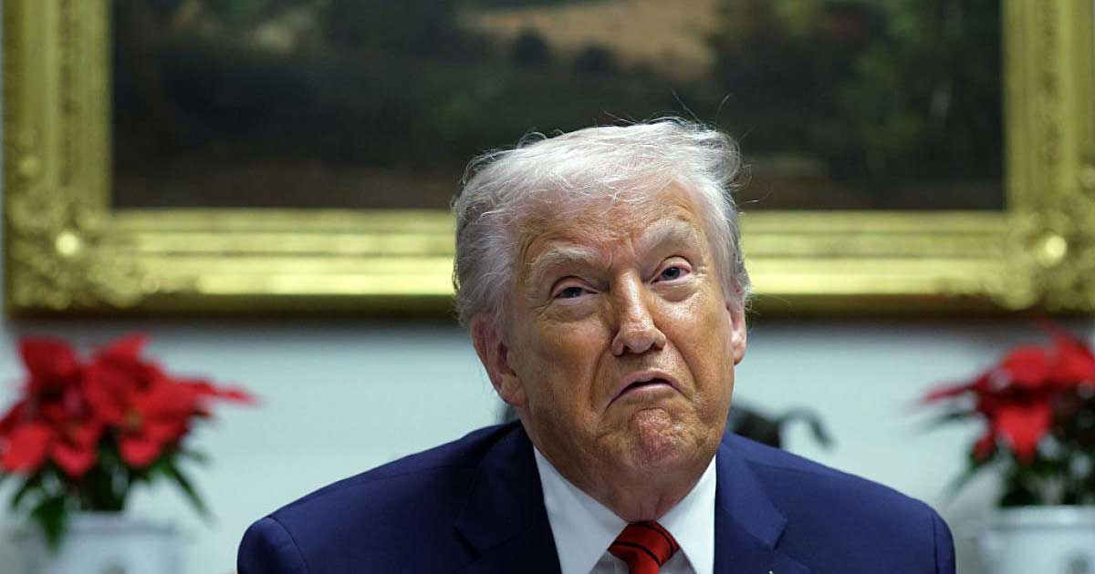 Donald Trump fotografiat alături de Jeffrey Epstein, fotografie din colecția personală a lui Epstein publicată de Departamentul Justiției, decembrie 2025