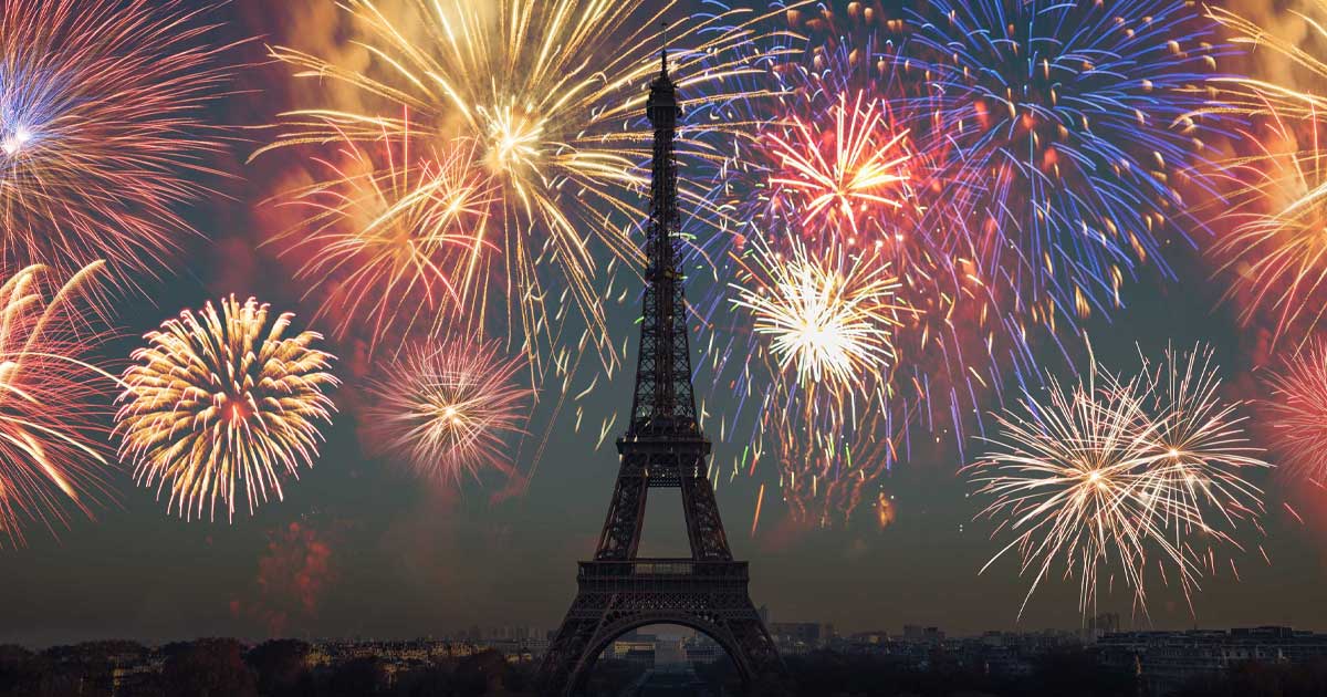 Bulevardul Champs-Élysées din Paris iluminat festiv pentru sărbătorile de iarnă, decembrie 2025
