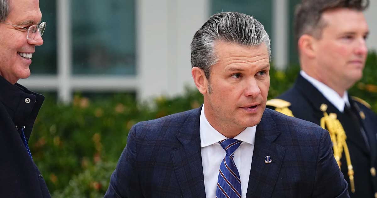 Pete Hegseth, secretarul Apărării al SUA, în timpul unei conferințe de presă la Pentagon, sub investigație pentru atacul din Caraibe, noiembrie 2025