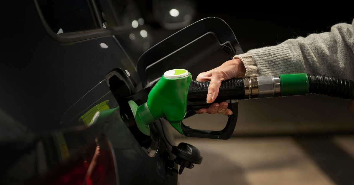 petrolul se ieftineste la nivel global insa pretul la pompa in romania ramane neschimbat 548916 Șofer român alimentând mașina la o benzinărie, în contextul prețurilor ridicate la carburanți în decembrie 2025