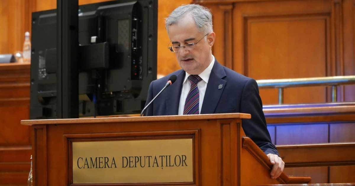 Gabriel Andronache, liderul deputaților PNL, la tribuna Parlamentului criticând moțiunea de cenzură împotriva guvernului Bolojan, decembrie 2025