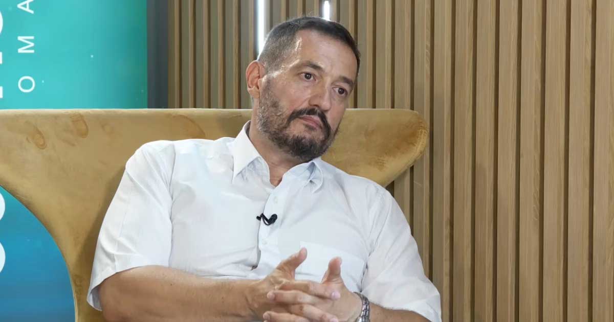 Procurorul militar Bogdan Pîrlog, președintele asociației Inițiativa pentru Justiție, în studio la Radio France Internationale, decembrie 2025, comentând documentarul Recorder despre sistemul judiciar