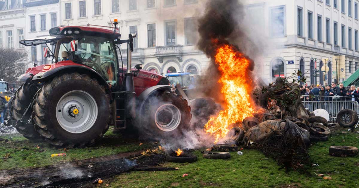 protestele de la bruxelles dau rezultate decizia luata de ce 555534 Fermieri europeni protestează cu tractoare în Piața Luxemburg lângă Parlamentul European la Bruxelles, decembrie 2025