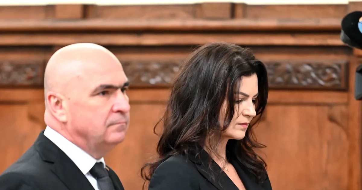 Ilie Bolojan și partenera Ioana sosesc ținându-se de mână la recepția Ambasadei României din Viena pentru Ziua Națională, decembrie 2025
