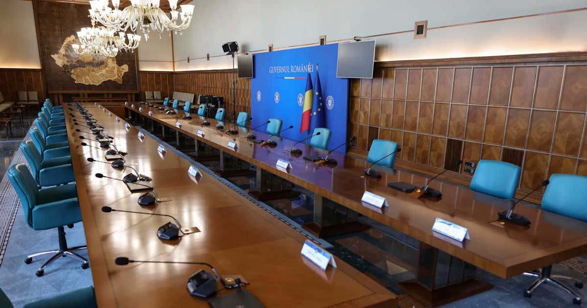 salariul minim creste la 4 325 lei brut din iulie 2026 295008 Angajați români verificând salariile la birou, în contextul creșterii salariului minim la 4325 lei din iulie 2026